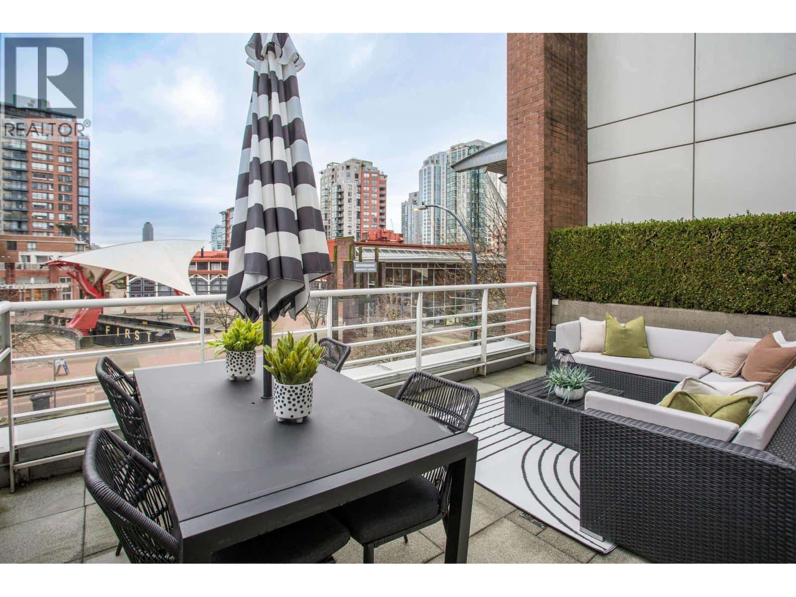 THA 1199 MARINASIDE CRESCENT — Vancouver, British Columbia - Photo 3 of 40