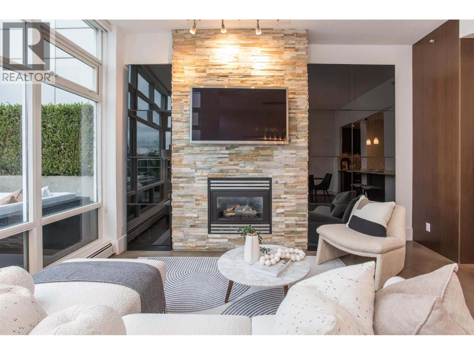 THA 1199 MARINASIDE CRESCENT — Vancouver, British Columbia - Photo 4 of 40