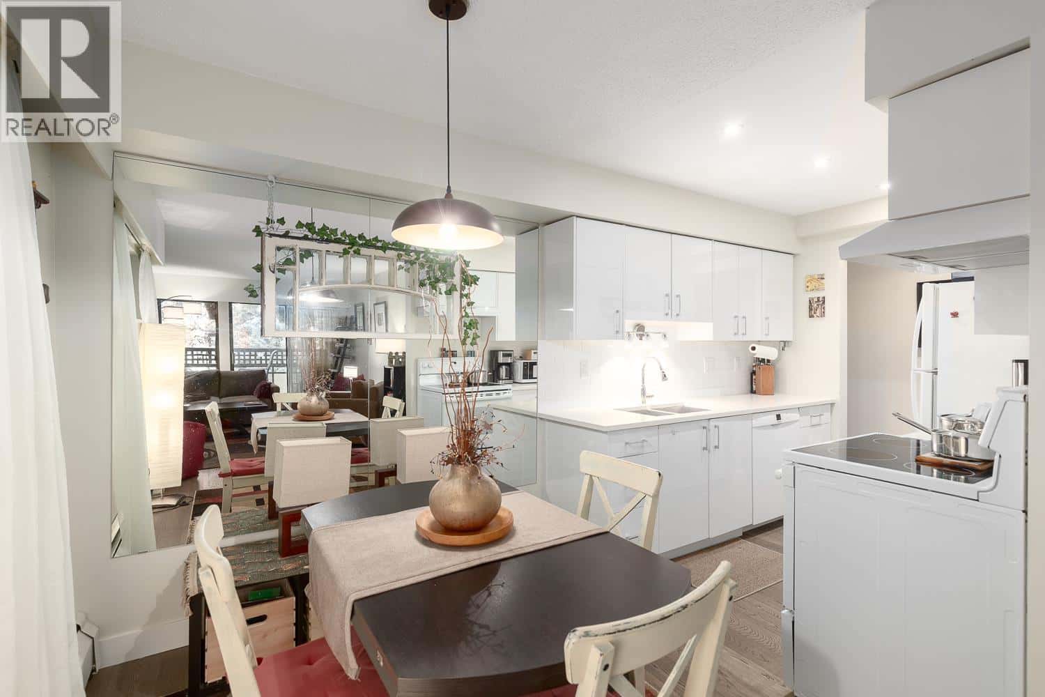 218 2320 W 40TH AVENUE — Vancouver, British Columbia - Photo 5 of 19