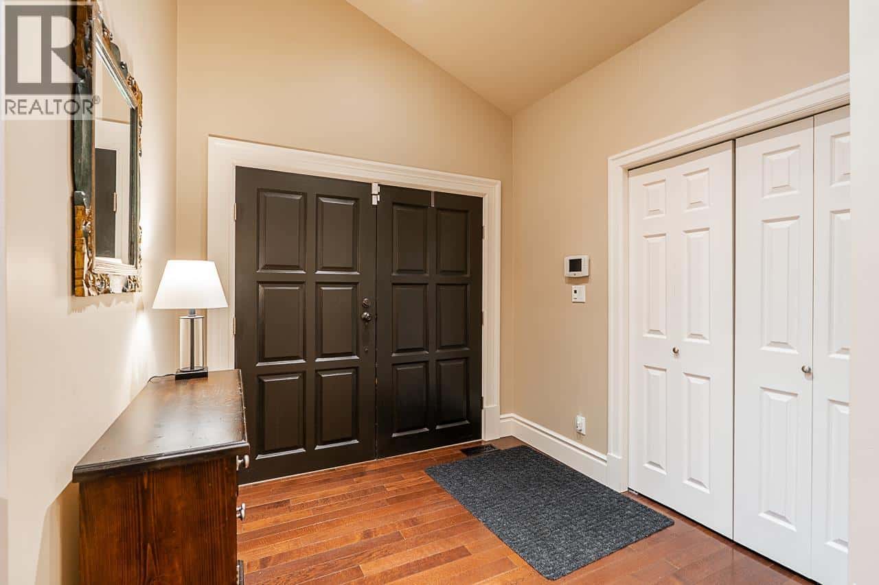 4640 WOODBURN ROAD — West Vancouver, British Columbia - Photo 3 of 34