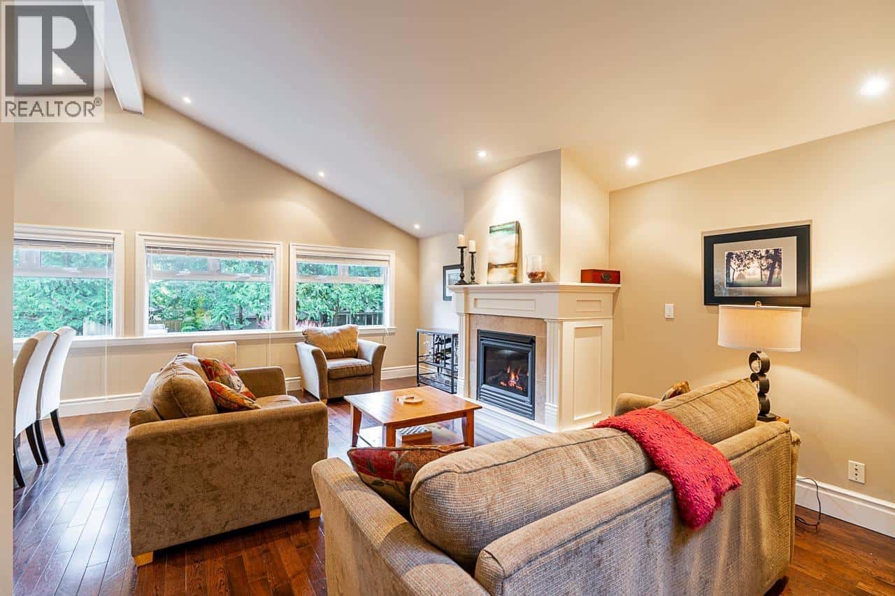 4640 WOODBURN ROAD — West Vancouver, British Columbia - Photo 4 of 34