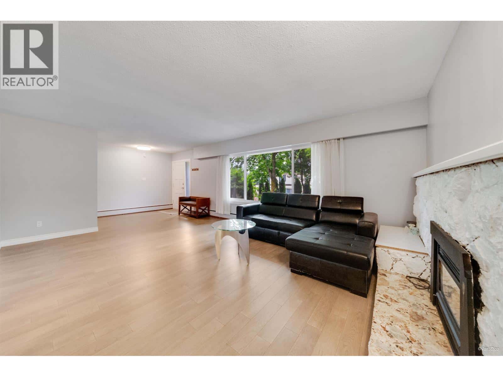 4366 GILPIN CRESCENT — Burnaby, British Columbia - Photo 4 of 39