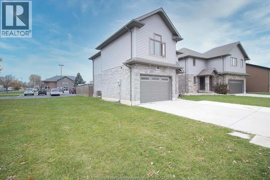 235 BRISTOL DRIVE — Chatham, Ontario - Photo 2 of 34