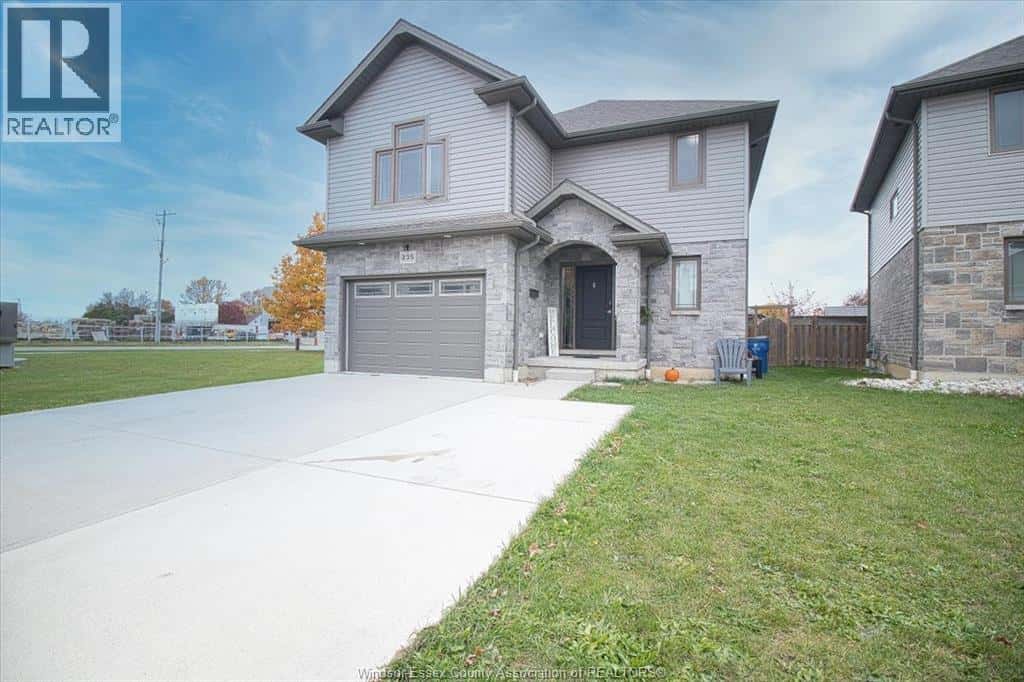 235 BRISTOL DRIVE — Chatham, Ontario - Photo 3 of 34