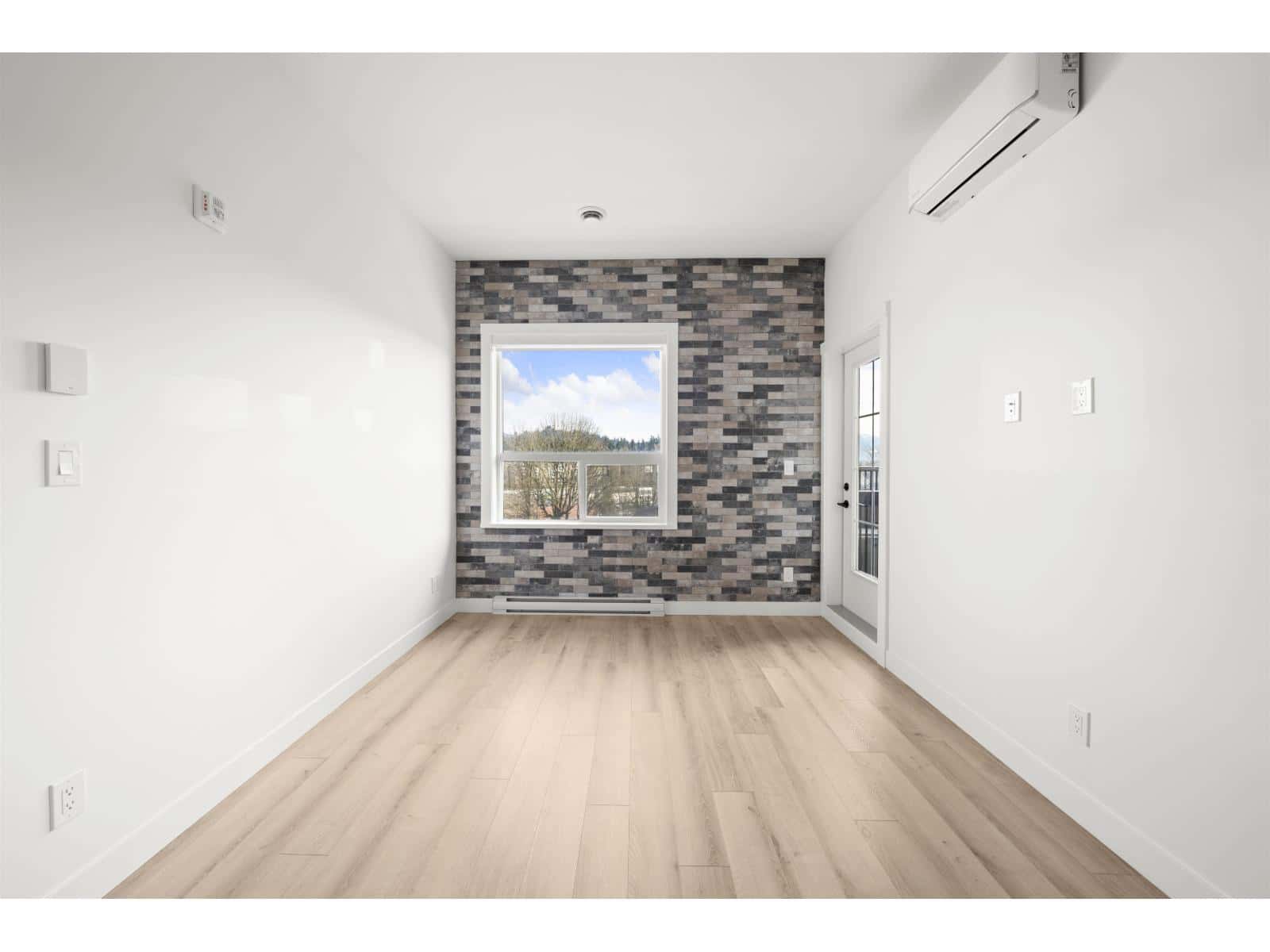 503 2493 MONTROSE AVENUE — Abbotsford, British Columbia - Photo 2 of 40