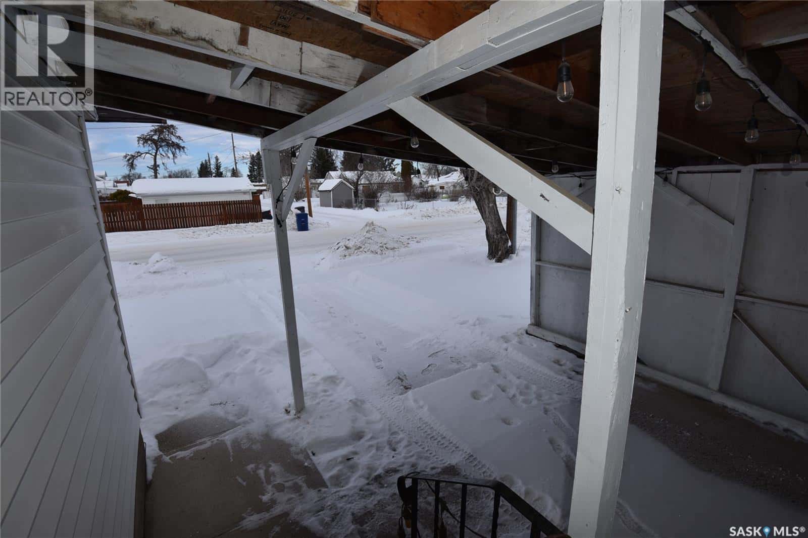 306 3rd AVENUE W — Nipawin, Saskatchewan - Photo 4 of 23