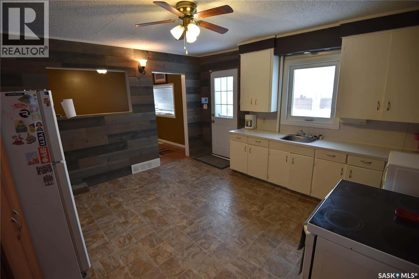 306 3rd AVENUE W — Nipawin, Saskatchewan - Photo 5 of 23