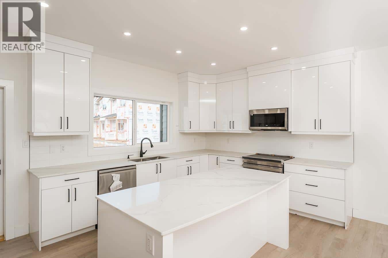 #1202 2395 ROWE STREET — Prince George, British Columbia - Photo 4 of 33