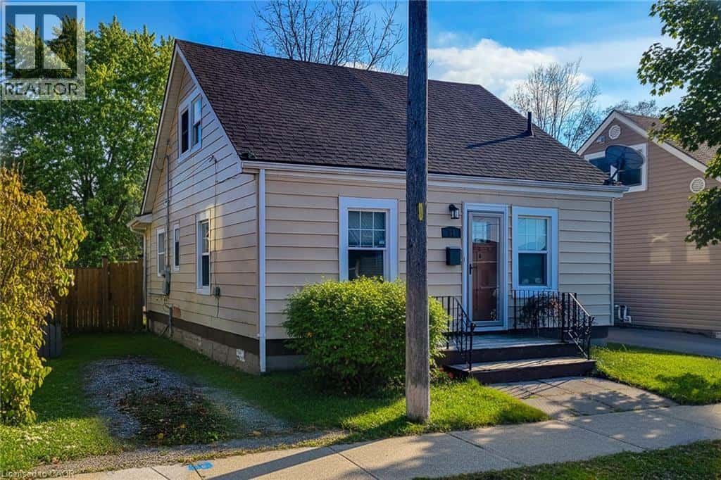 54 EIGHTH Avenue — Brantford, Ontario - Photo 3 of 28