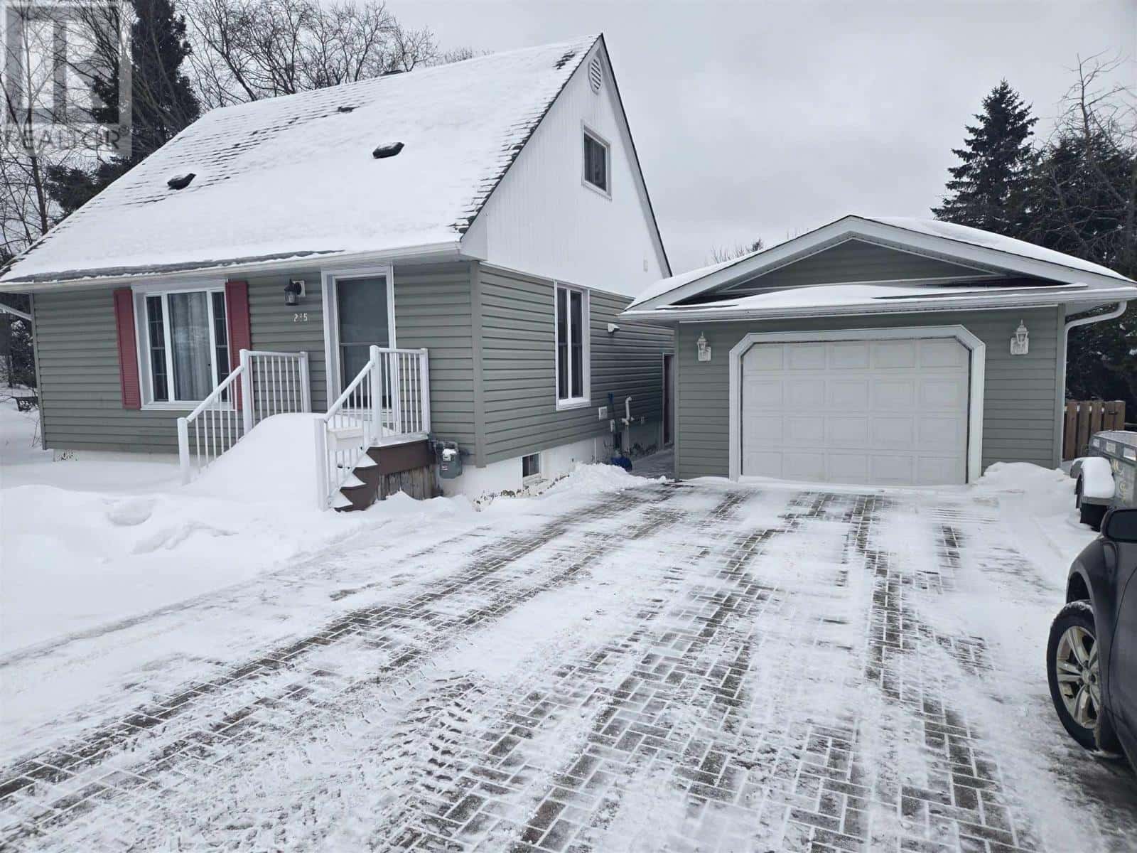 215 Hillside DR S — Elliot Lake, Ontario - Photo 2 of 27