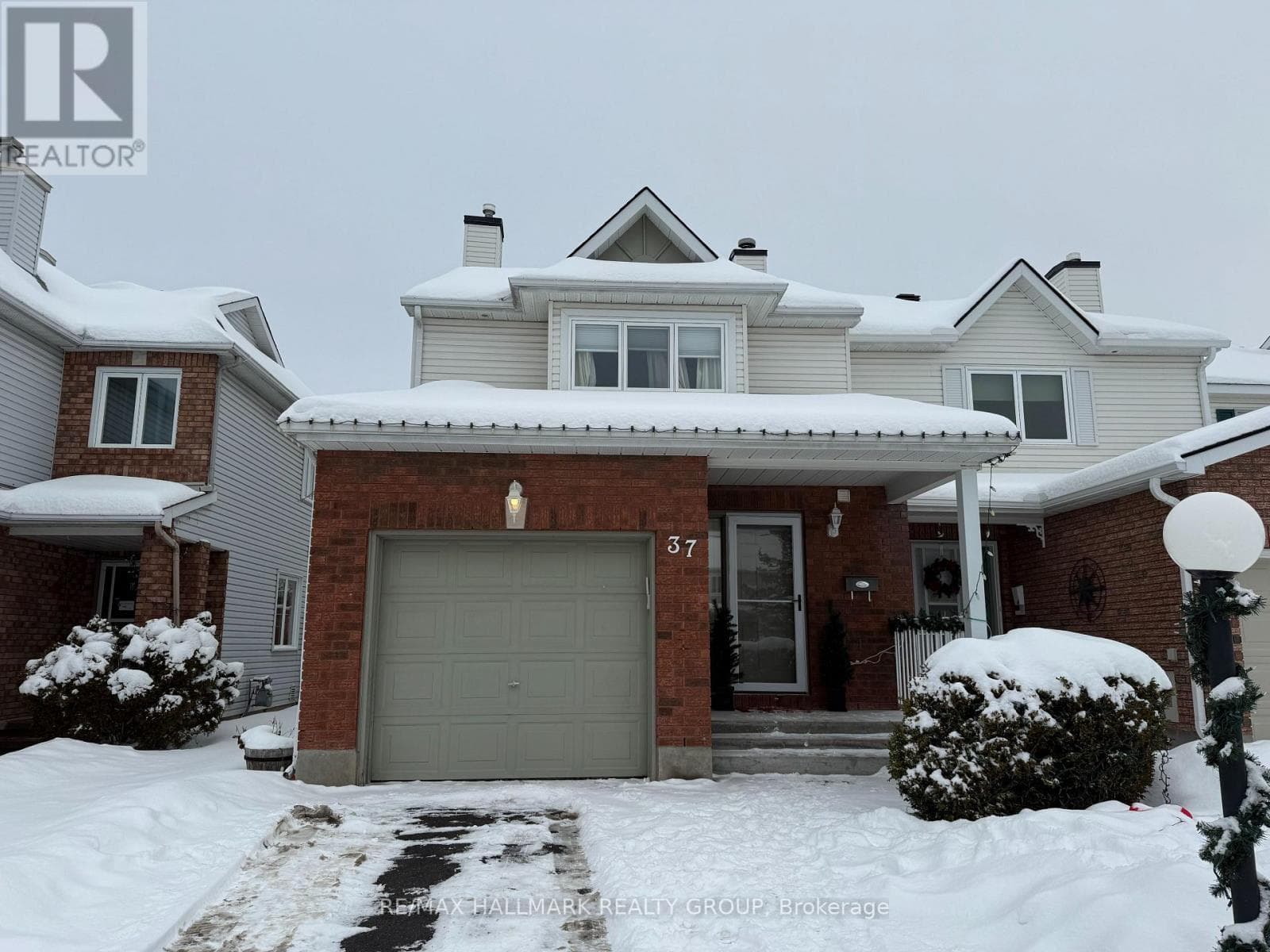 37 ROBLYN WAY — Ottawa, Ontario - Main photo