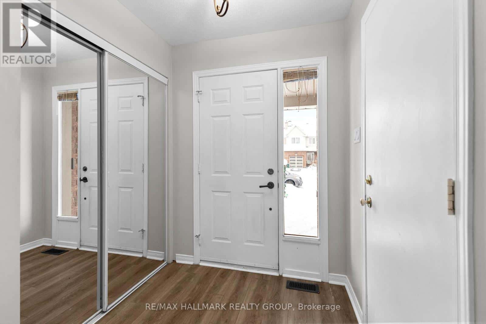 37 ROBLYN WAY — Ottawa, Ontario - Photo 2 of 35