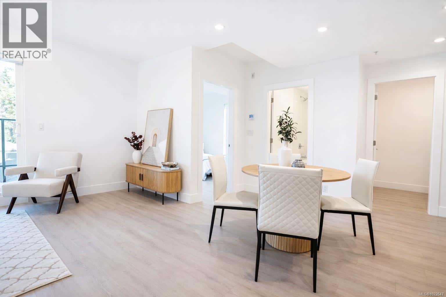 207 258 Helmcken Rd — View Royal, British Columbia - Photo 3 of 24