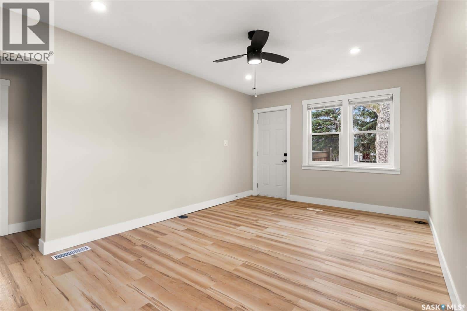 2301 Reynolds STREET — Regina, Saskatchewan - Photo 5 of 27