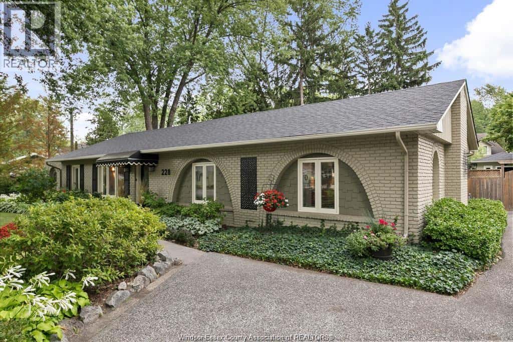 228 BURLINGTON — Tecumseh, Ontario - Photo 3 of 42