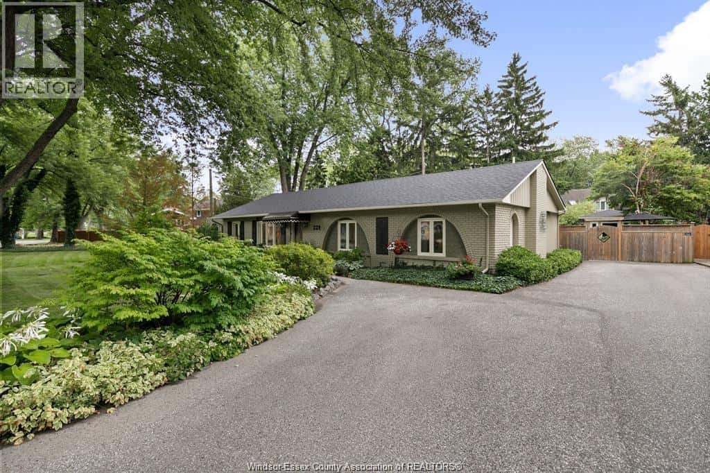 228 BURLINGTON — Tecumseh, Ontario - Photo 4 of 42