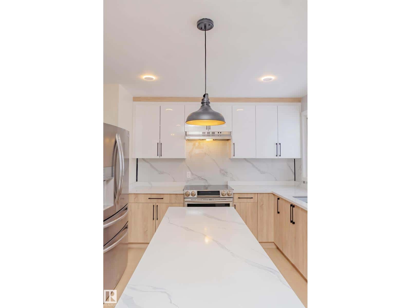 13711 133 AV NW — Edmonton, Alberta - Photo 4 of 23