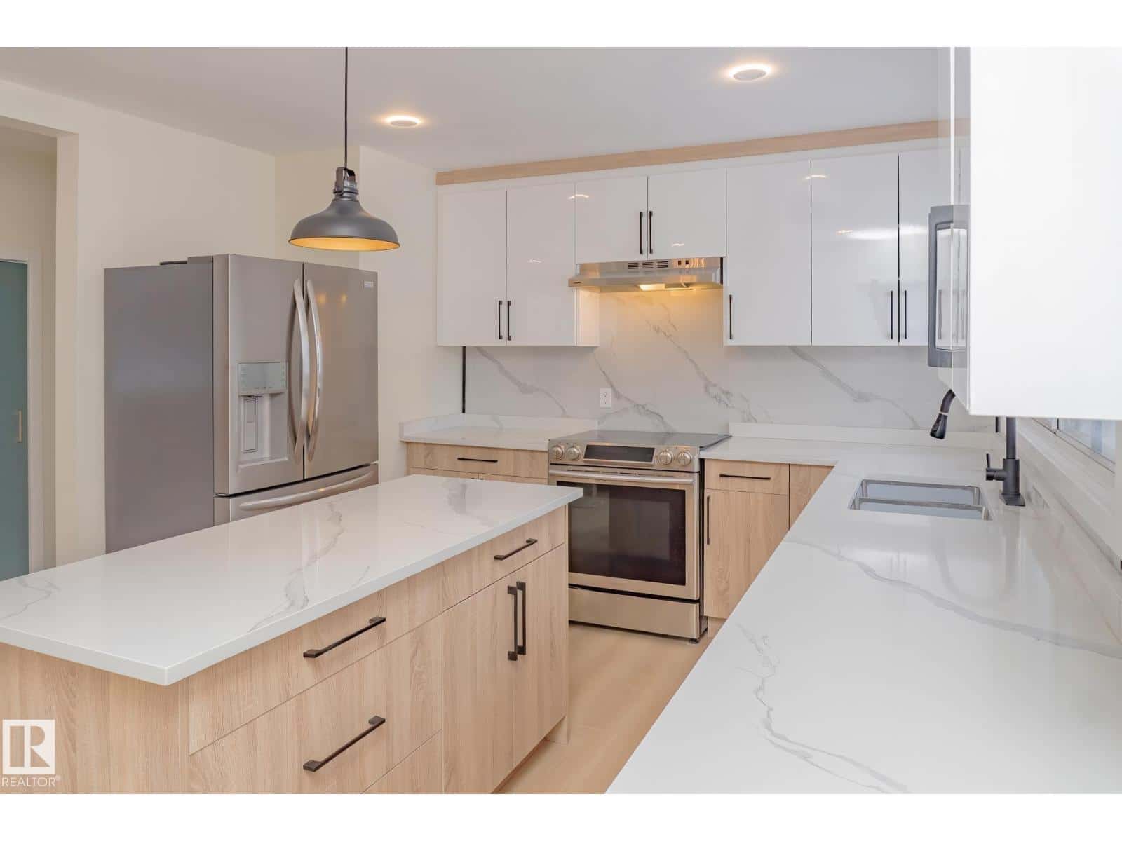 13711 133 AV NW — Edmonton, Alberta - Photo 5 of 23