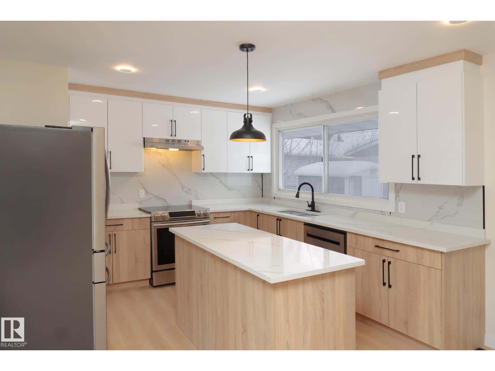 13711 133 AV NW — Edmonton, Alberta - Photo 2 of 23