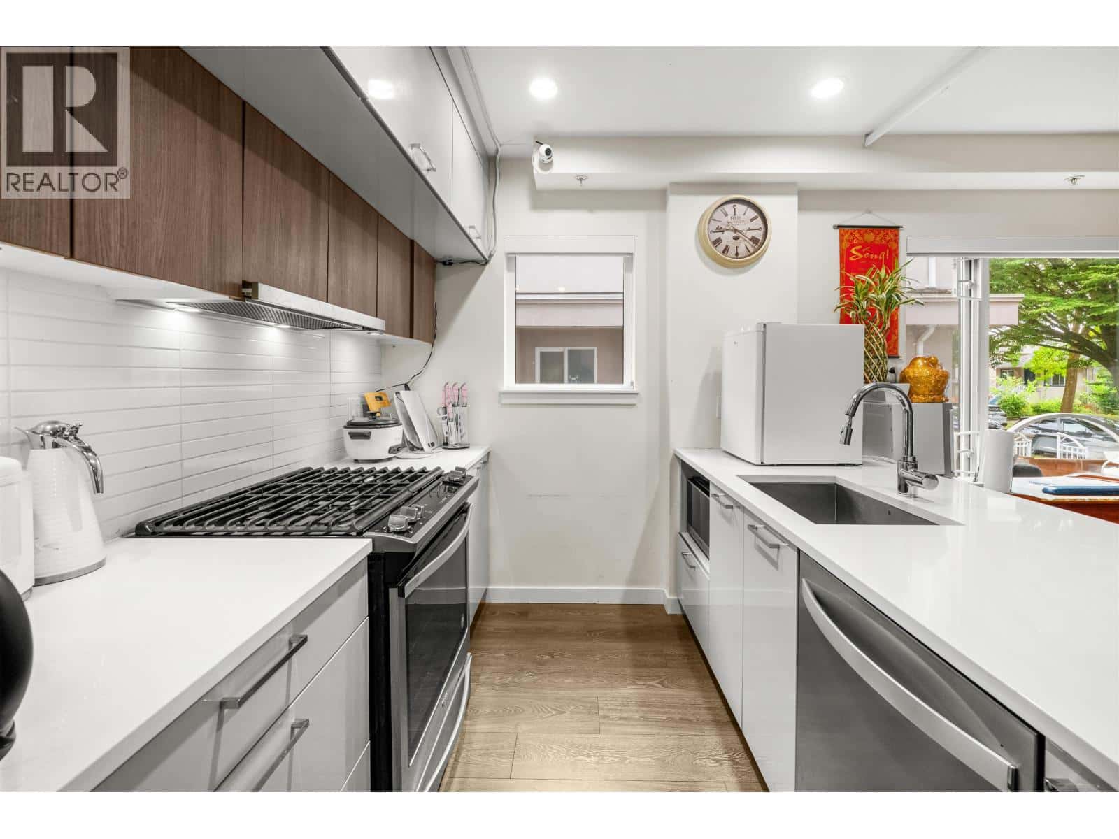 2745 WARD STREET — Vancouver, British Columbia - Photo 4 of 23