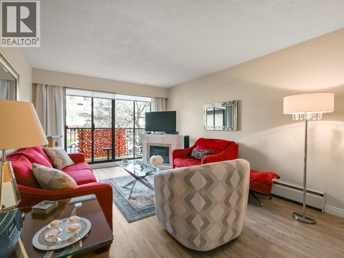 205 307 W 2ND STREET — North Vancouver, British Columbia - Main photo