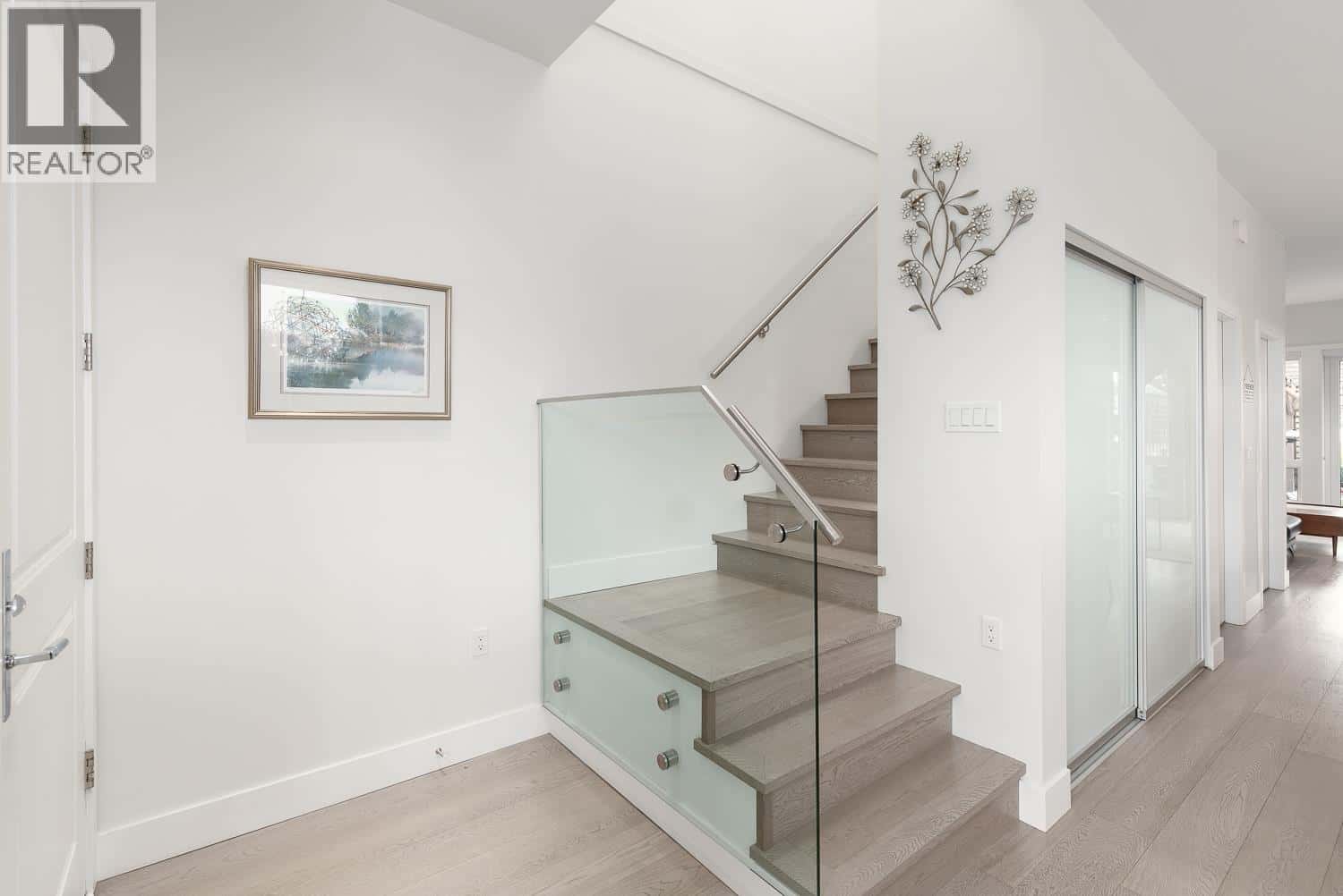 220 E 40TH AVENUE — Vancouver, British Columbia - Photo 2 of 31