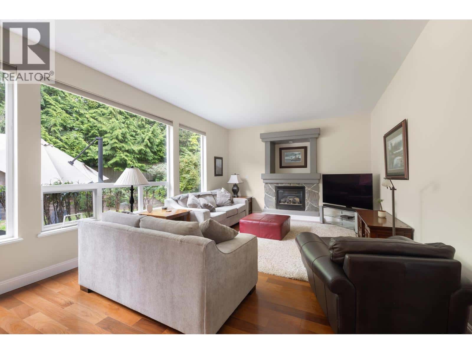 118 CHESTNUT COURT — Port Moody, British Columbia - Photo 2 of 40