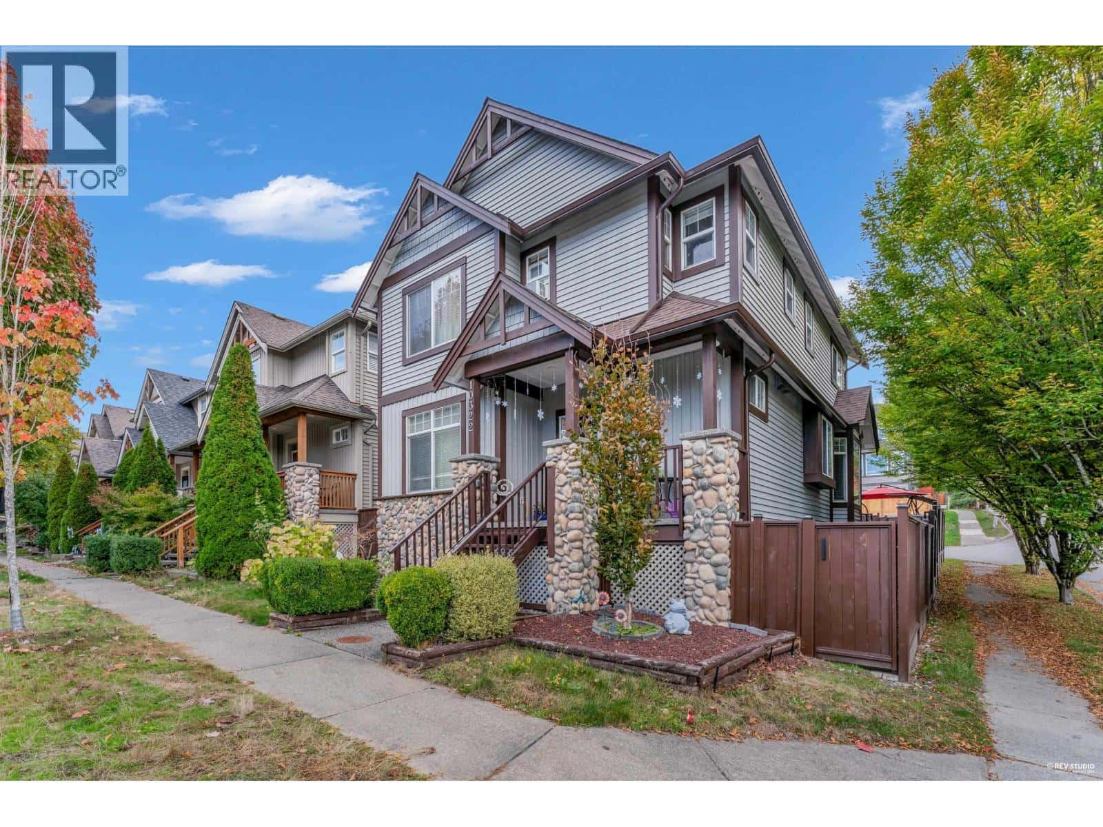 10322 243A STREET — Maple Ridge, British Columbia - Photo 2 of 38