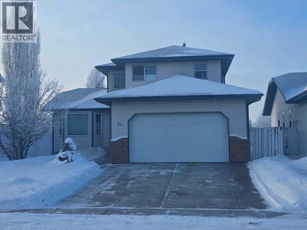 30 Logan Close — Red Deer, Alberta - Photo 2 of 43