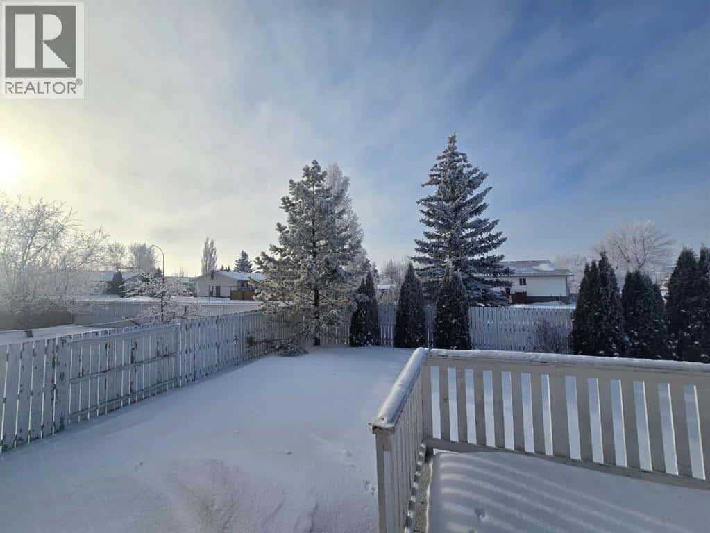 30 Logan Close — Red Deer, Alberta - Photo 3 of 43