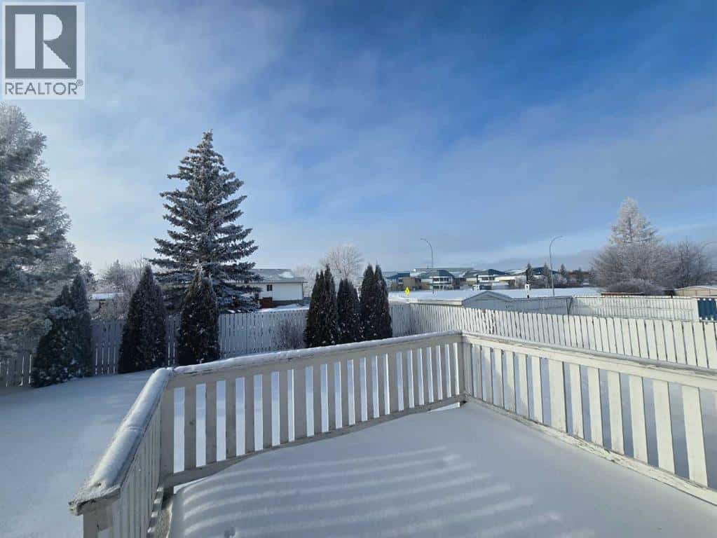 30 Logan Close — Red Deer, Alberta - Photo 4 of 43