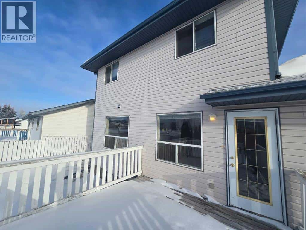 30 Logan Close — Red Deer, Alberta - Photo 5 of 43