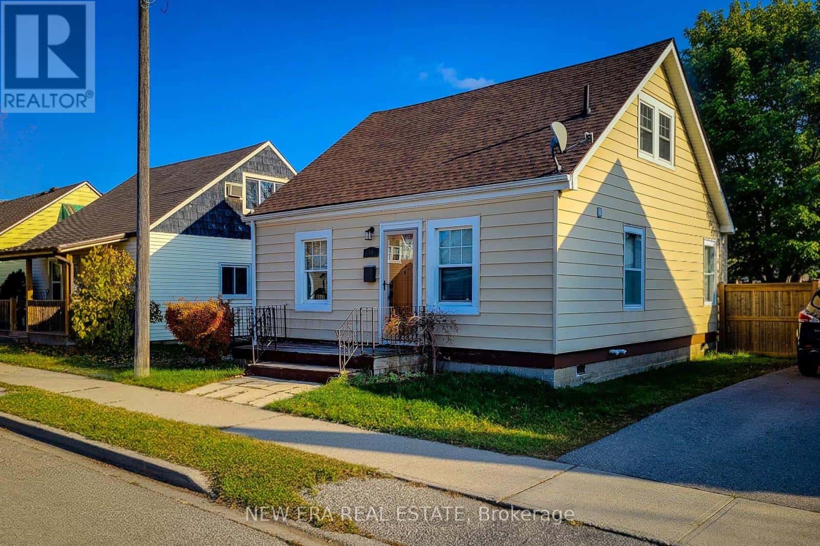 54 EIGHTH AVENUE — Brantford, Ontario - Photo 2 of 28