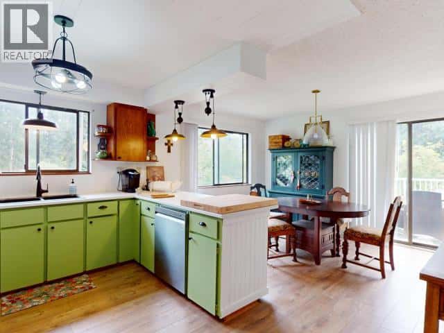 7889 HIGHWAY 101 — Powell River, British Columbia - Photo 4 of 53