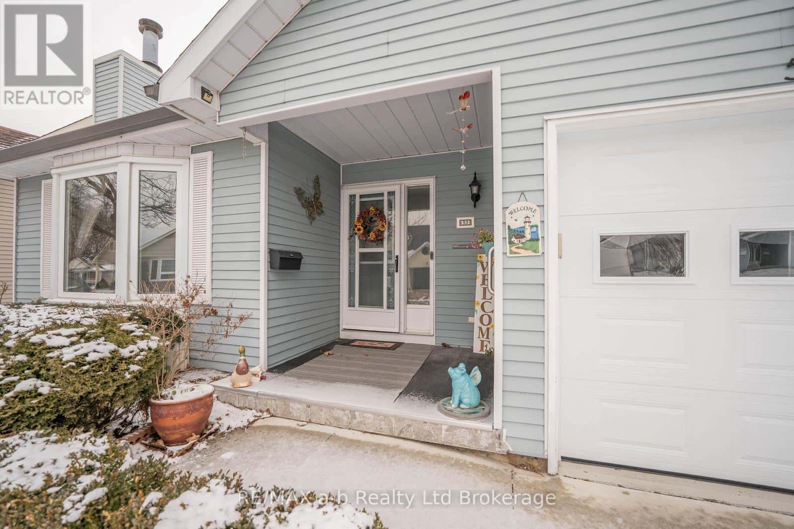 53 HAWKINS CRESCENT — Tillsonburg, Ontario - Photo 3 of 37