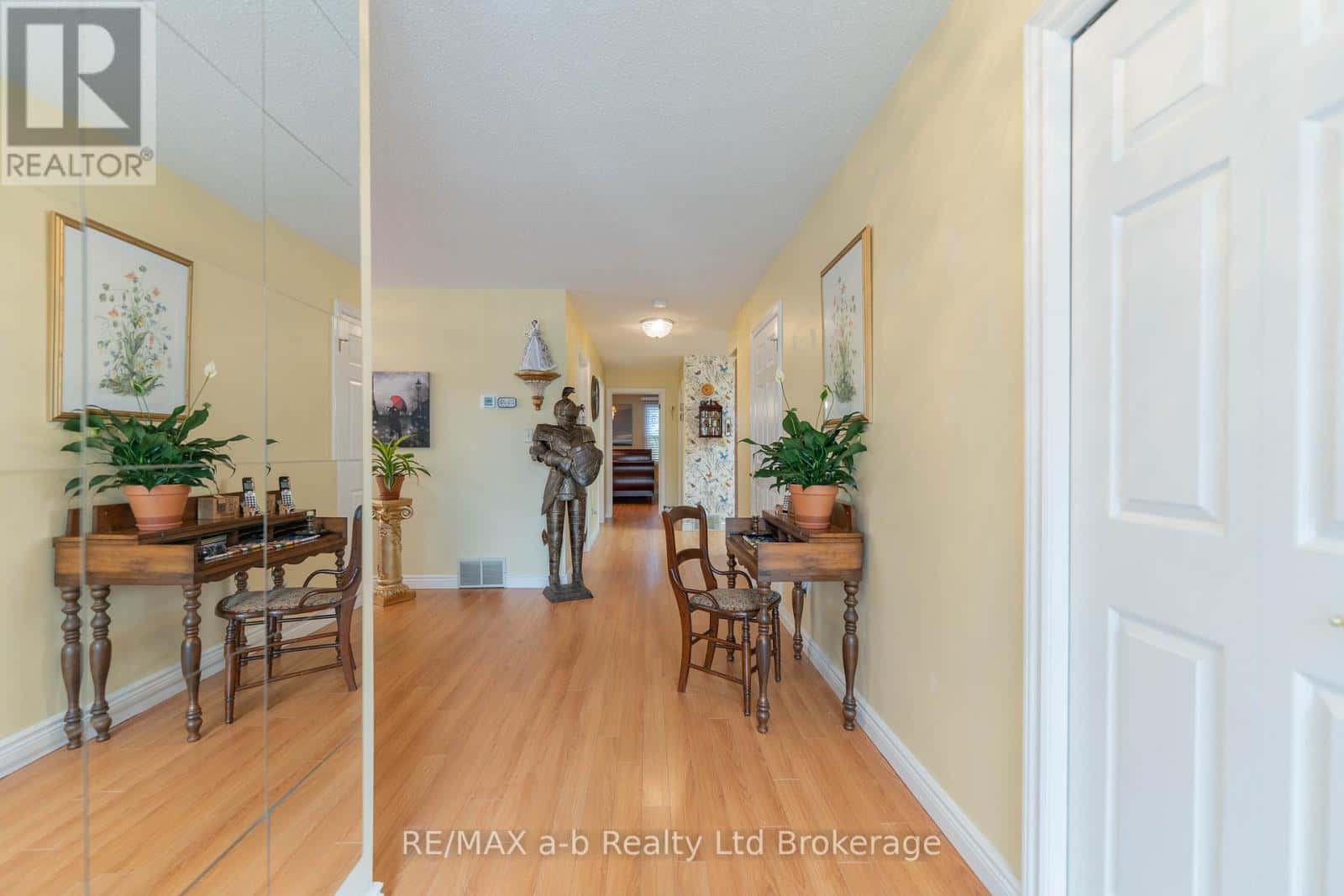 53 HAWKINS CRESCENT — Tillsonburg, Ontario - Photo 5 of 37