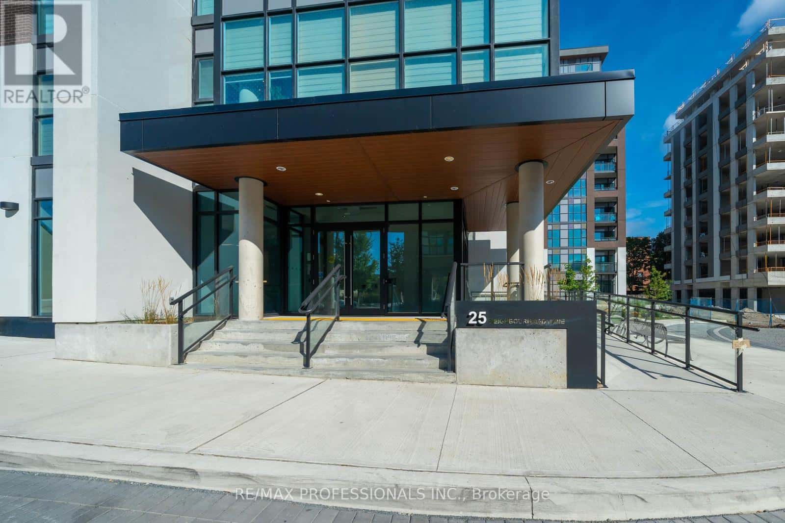 901 - 25 NEIGHBOURHOOD LANE — Toronto (Stonegate-Queensway), Ontario - Photo 2 of 40