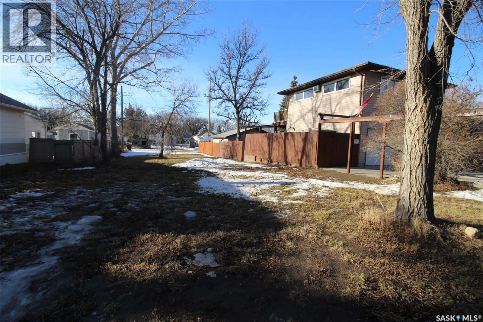 347 4th STREET E — Shaunavon, Saskatchewan - Photo 3 of 4