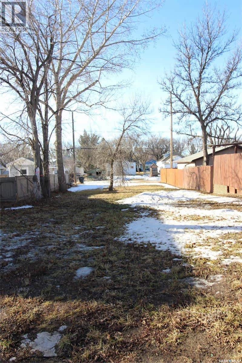 347 4th STREET E — Shaunavon, Saskatchewan - Photo 4 of 4