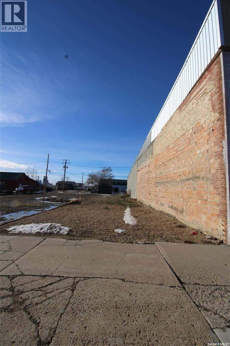 265 Centre STREET — Shaunavon, Saskatchewan - Photo 2 of 5