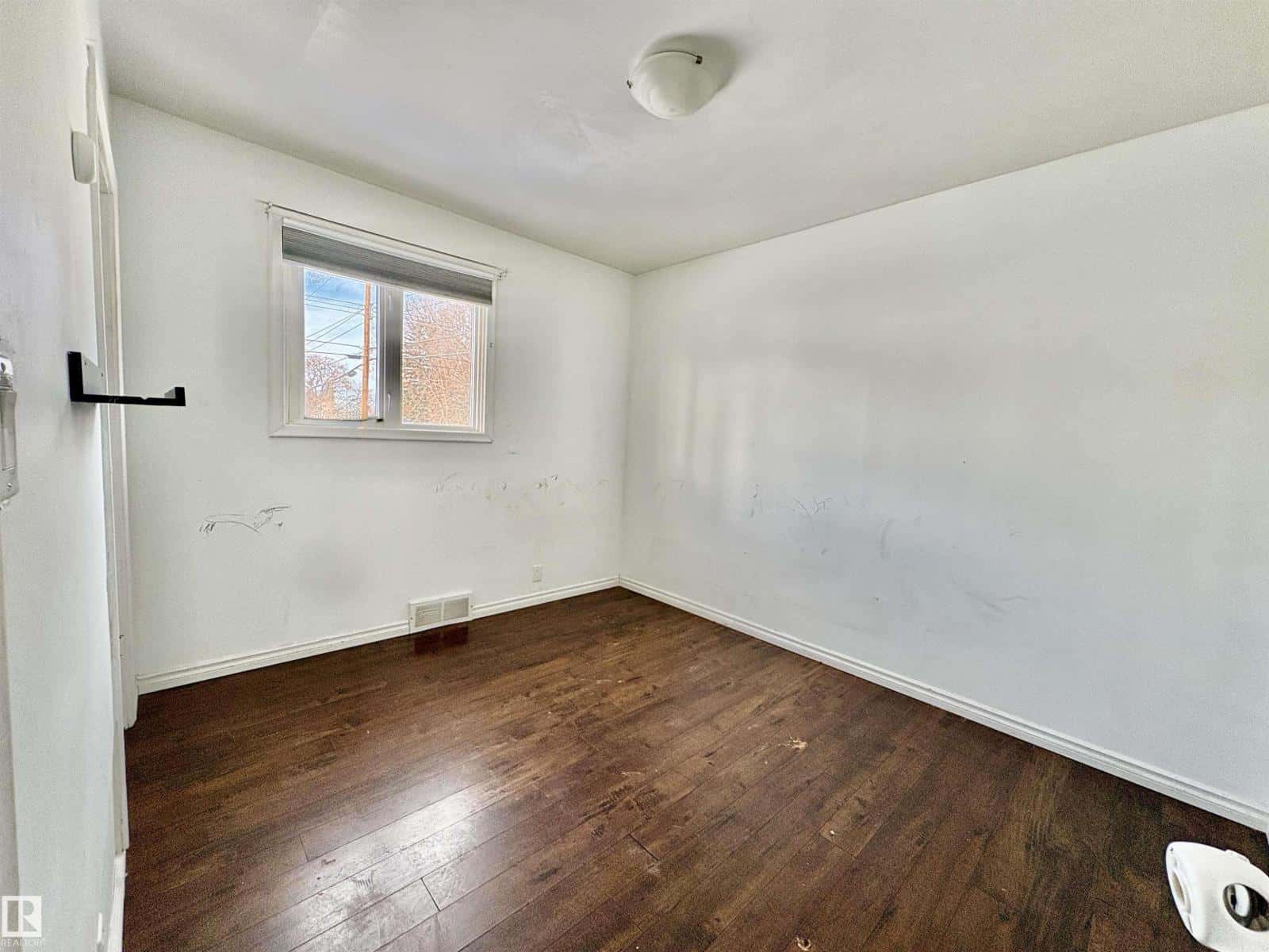 5230 50 ST — Camrose, Alberta - Photo 5 of 44