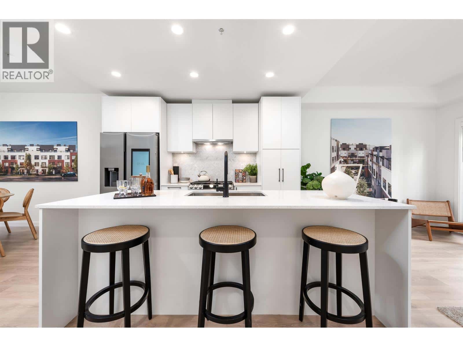 135 535 E 2ND STREET — North Vancouver, British Columbia - Photo 4 of 22