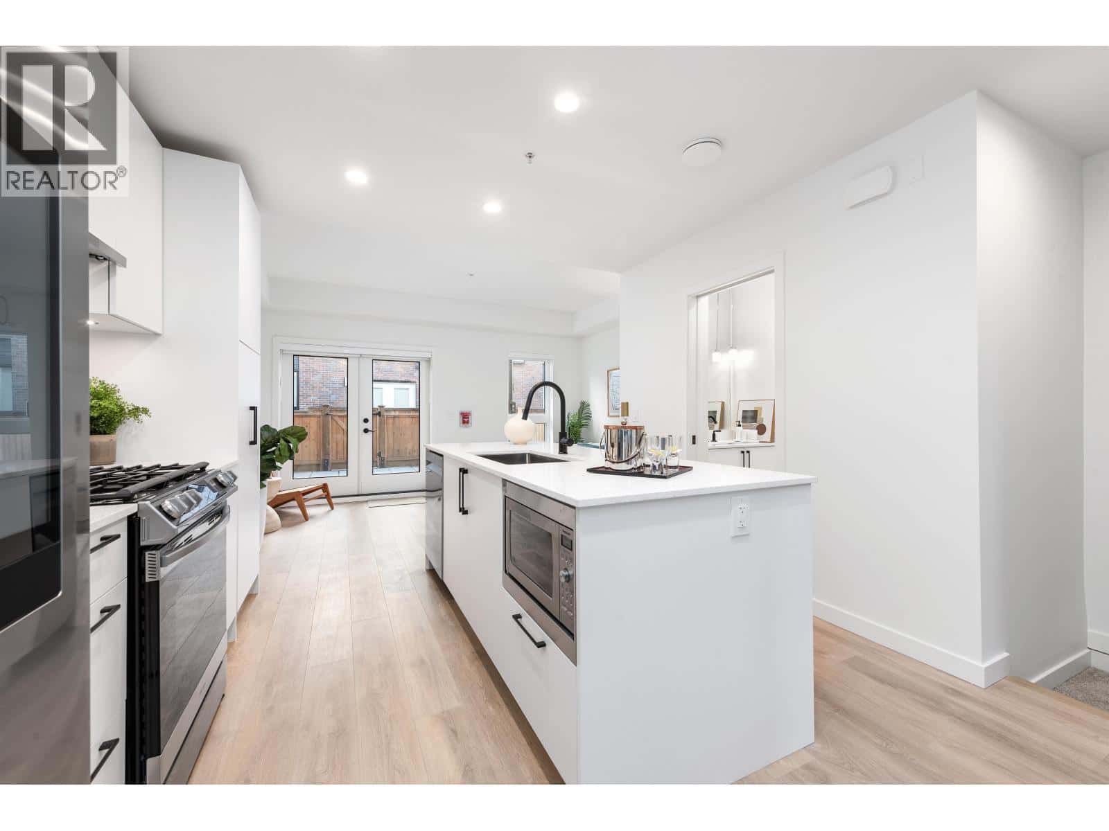 135 535 E 2ND STREET — North Vancouver, British Columbia - Photo 5 of 22