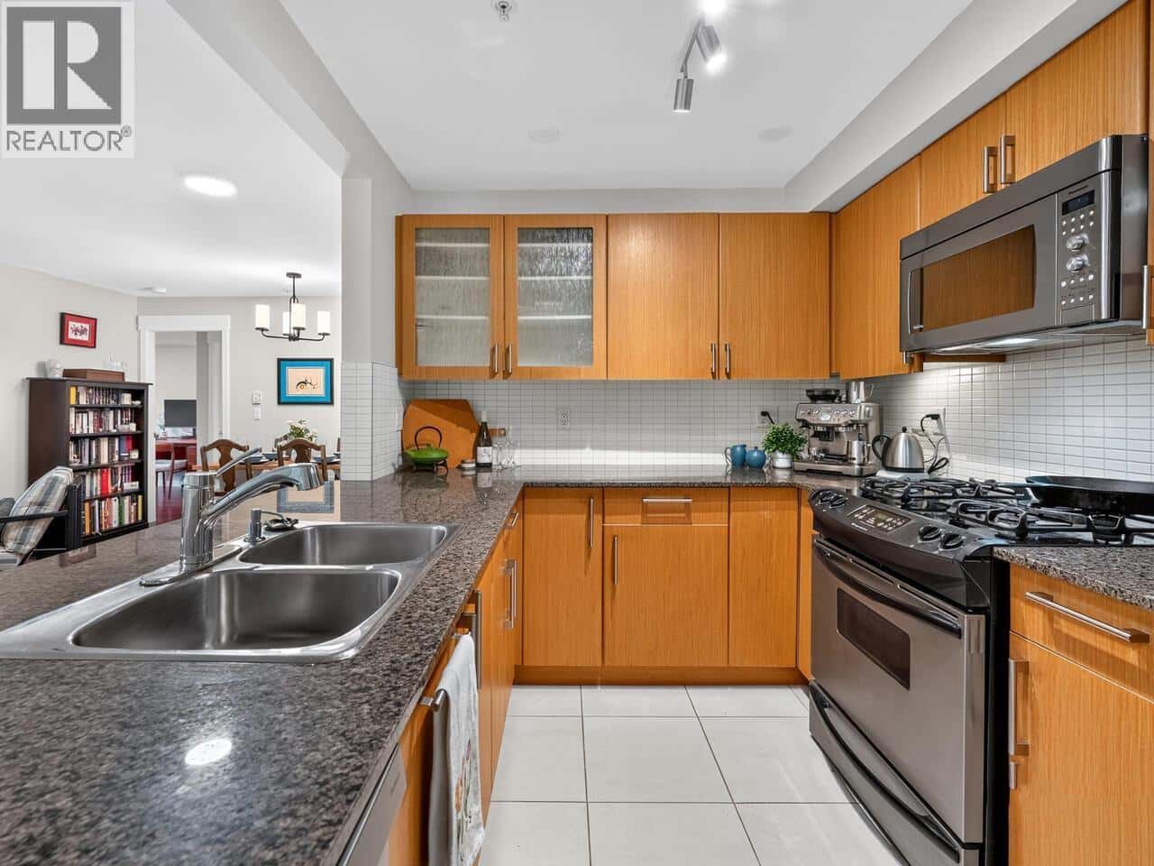 206 2096 W 46TH AVENUE — Vancouver, British Columbia - Photo 2 of 26