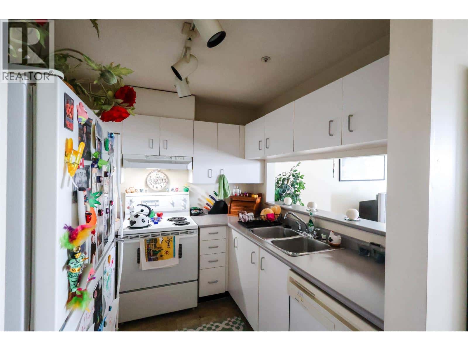 206 723 TWELFTH STREET — New Westminster, British Columbia - Photo 2 of 9