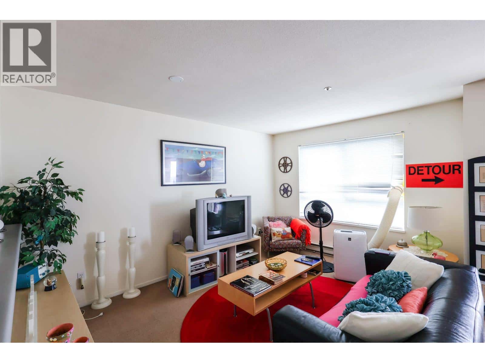 206 723 TWELFTH STREET — New Westminster, British Columbia - Photo 3 of 9