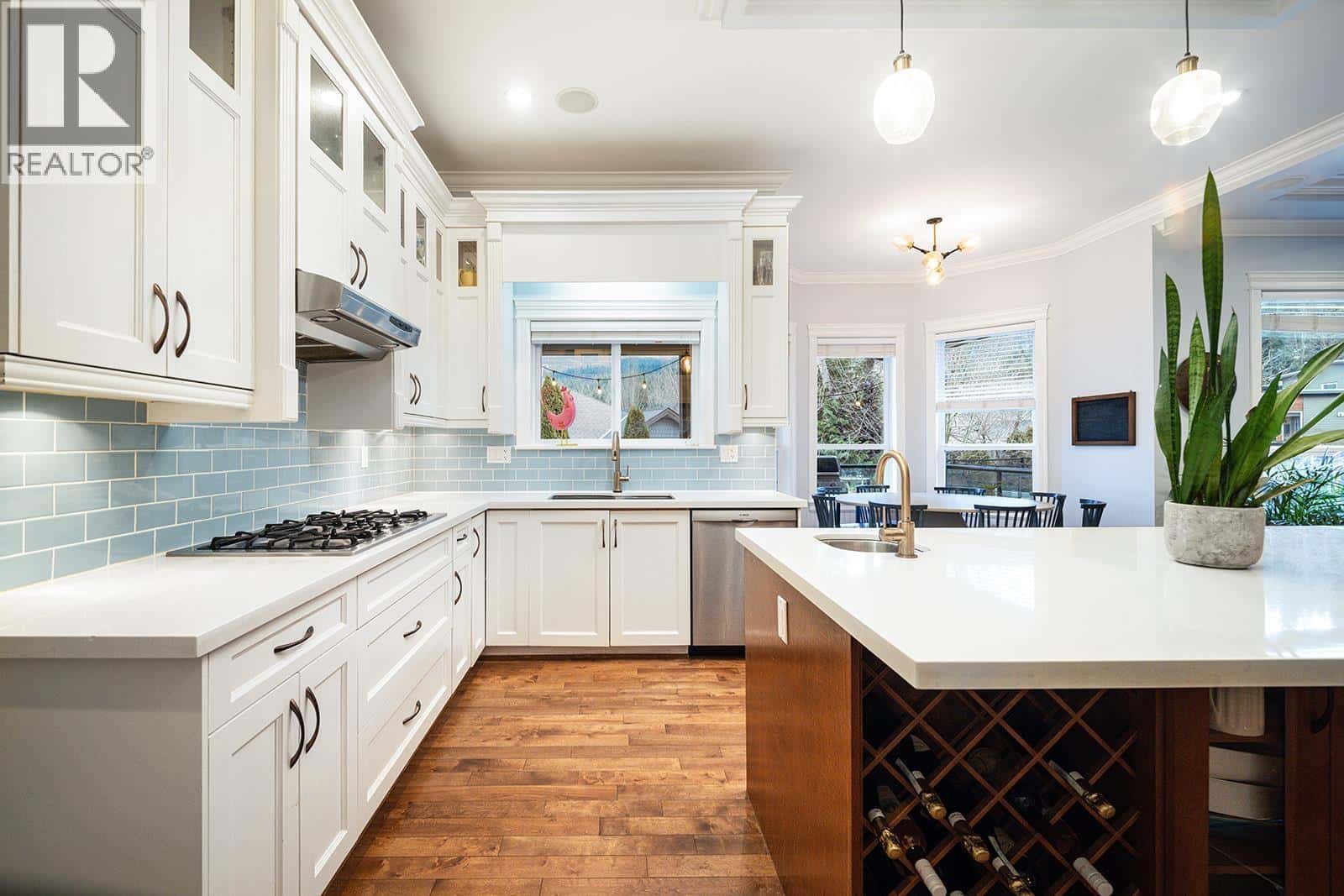 1031 JAY CRESCENT — Squamish, British Columbia - Photo 3 of 40