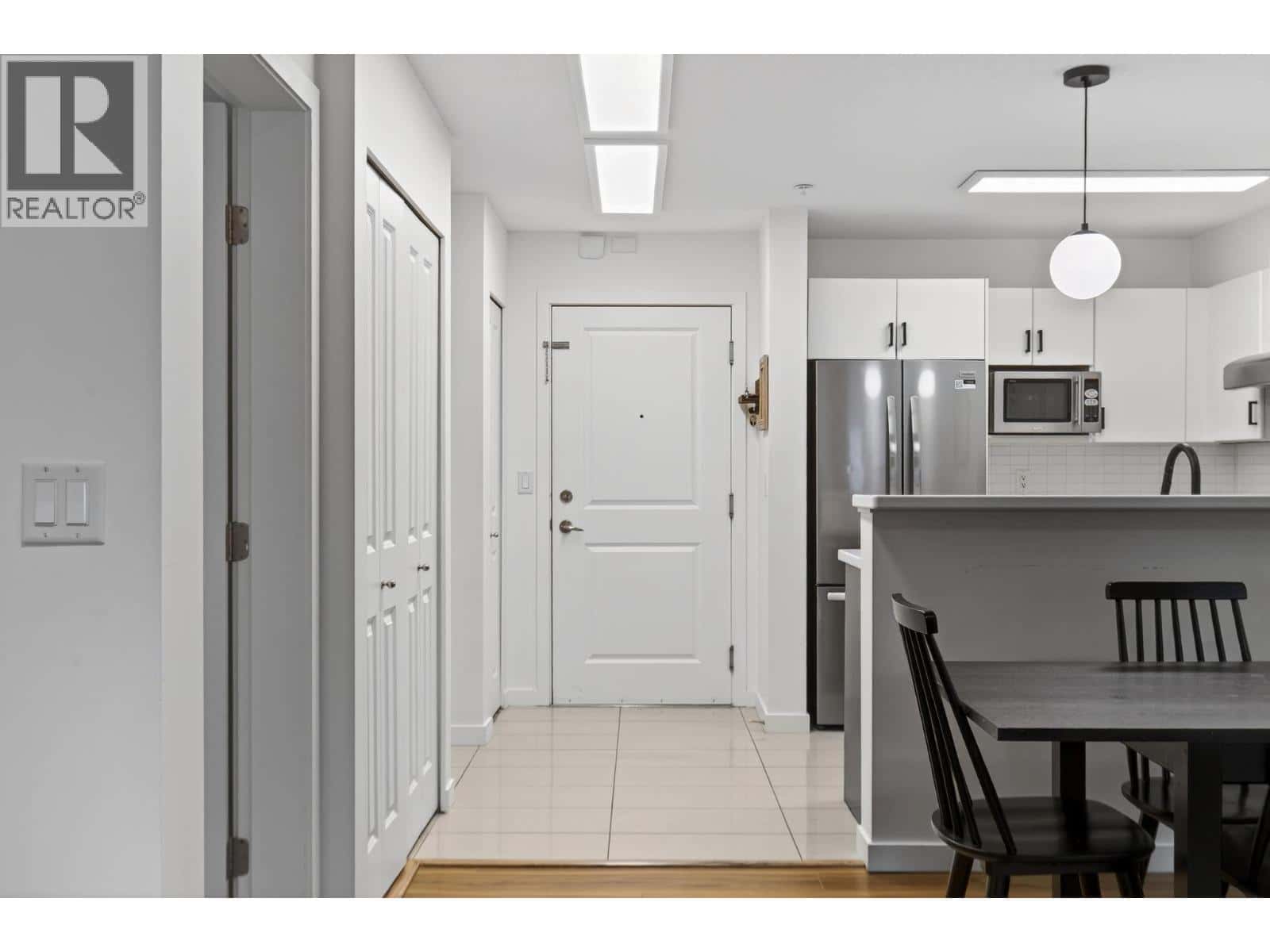 571 Yates Road Unit# 300 — Kelowna, British Columbia - Photo 3 of 31