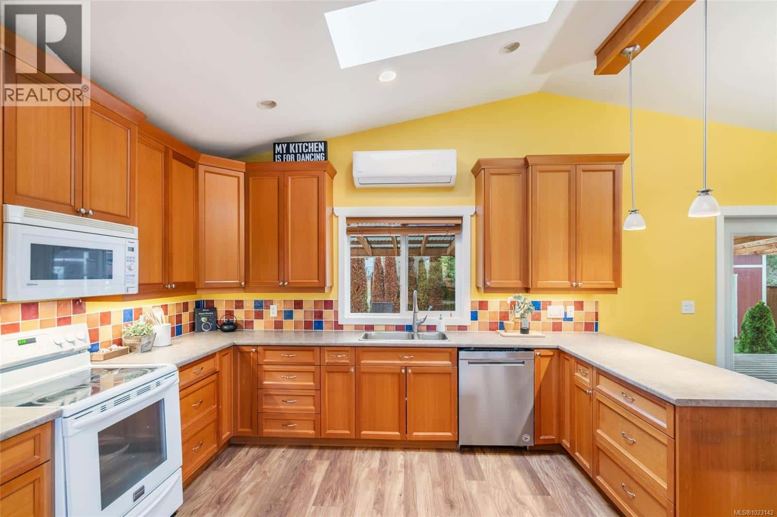 367 McKillop Dr — Parksville, British Columbia - Photo 3 of 26