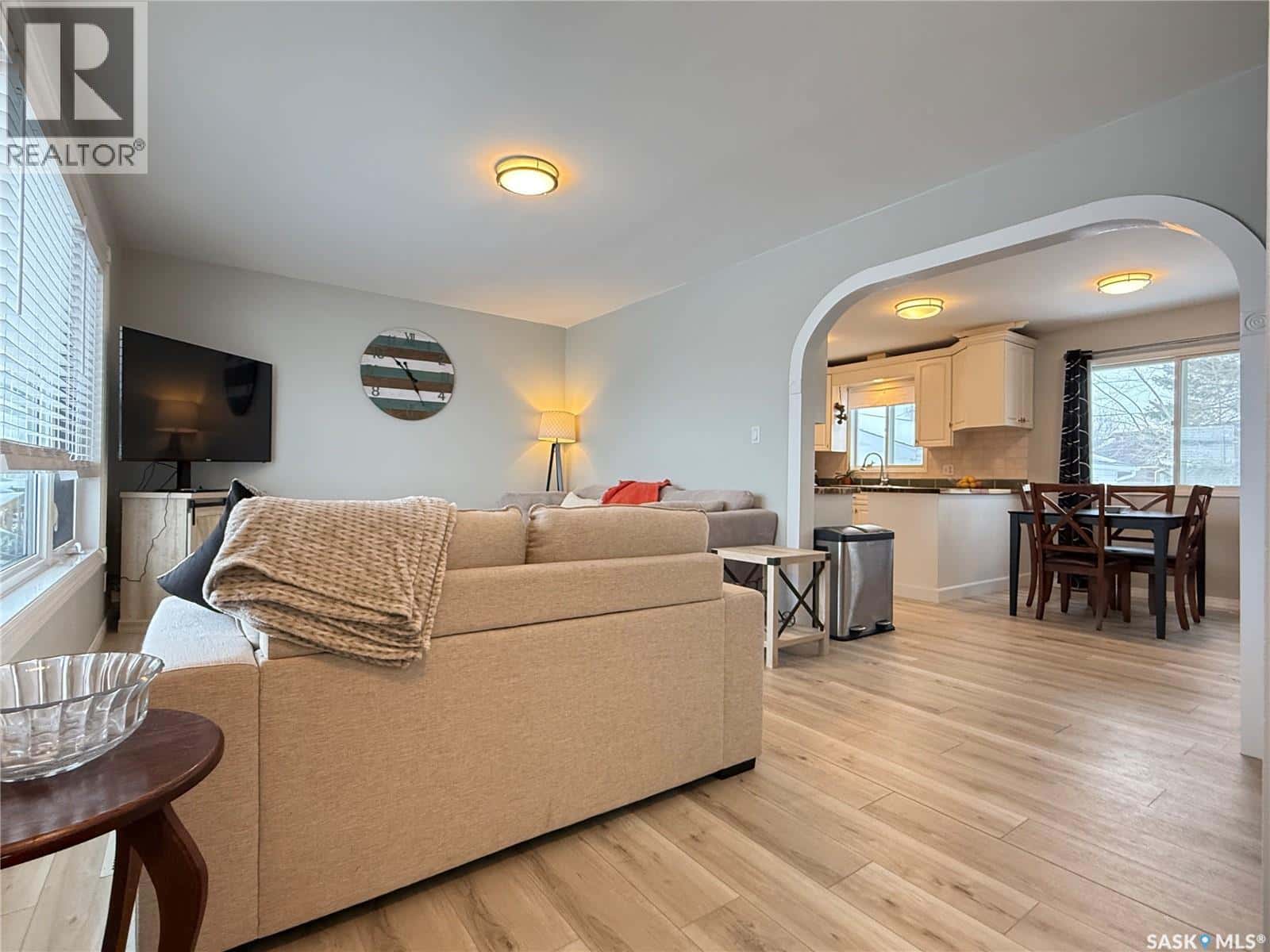 11 Quebec DRIVE — Melville, Saskatchewan - Photo 2 of 43